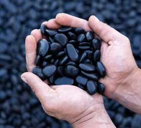 חלוקי נחל שחור מבריק ONIX גודל 1-2 ס"מ משטח של 75 שקים (כ 18 ק"ג לשק) דשנית Deshanit חלוקי נחל שחור מבריק ONIX גודל 1-2 ס"מ משטח של 75 שקים (כ 18 ק"ג לשק) דשנית Deshanit